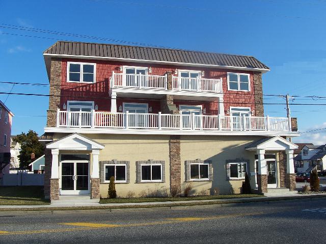 101 EAST 18TH AVENUE IN NORTH WILDWOOD - Spectacular oversized 3000 sqft 3 bedroom, 2.5 bath townhouse located in North Wildwood. Brand New for 2014! New construction, new furnishings! Home has a full kitchen with range, fridge, icemaker, dishwasher, microwave, toaster, and coffeemaker. Sleeps 12; king, 4 queen and queen sleep sofa. Amenities include central a/c, washer/dryer, wifi, outside shower, gas bbq, and pool table!