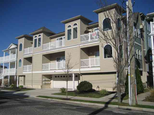 115 EAST HAND AVENUE #2 - Three bedroom, two bath Wildwood Vacation Rental. Home offers a full kitchen with range, fridge, disposal, dishwasher, icemaker, microwave, toaster and coffeemaker.&nbsp; Amenities include central a/c, washer/dryer, electric grill, and garage. Sleeps 10; queen, full, 4 twin (2 single bunk beds), and sofa bed.
