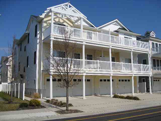 215 EAST MAPLE AVENUE - WILDWOOD SUMMER RENTALS - Three bedroom, two bath vacation home, centrally located in Wildwood, 2 blocks from the beach and boardwalk. Home offers a full kitchen with range, fridge, icemaker, disposal, dishwasher, microwave, coffeemaker, blender, and toaster. Amenities include: washer/dryer, central a/c, outside shower, balcony, and two car off street parking. Sleeps 9: queen, full, full/twin bunk and queen sleep sofa. 