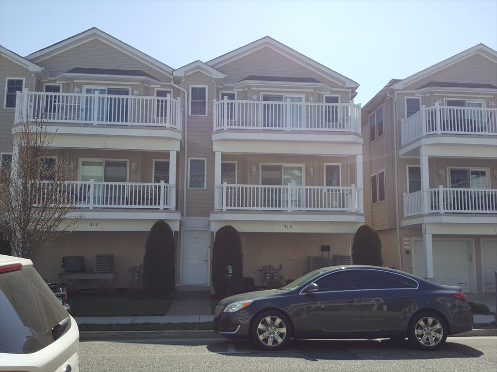 310 EAST PINE AVENUE #202 - WILDWOOD SUMMER VACATION RENTALS - Three bed/two bath vacation home with pool, 1.5 blocks to the beach and boardwalk. Full kitchen offers a range, fridge, microwave, toaster, coffeemaker, disposal, and dishwasher. Amenities include pool, outside shower, central a/c, washer/dryer, 2 car garage. Centrally located between both amusement piers, walk to everything! Sleeps 8; king, queen, 1 double, 1 bunk, 1 single. Balcony offers slight ocean view. Exterior unit offers lots of natural sunlight! Beautiful and well appointed Great location between both amusement piers! 