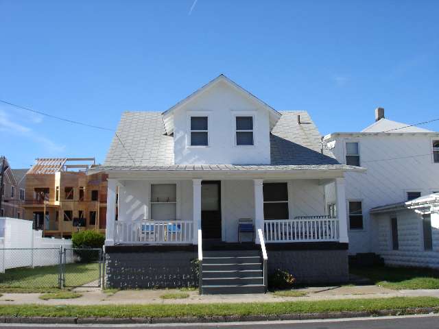 312 EAST 26TH AVENUE - WILDWOOD SUMMER RENTAL - Spacious, traditional, four bedroom, two bath single family vacation home located two short blocks to the beach and boards. Kitchen has range, fridge, microwave, toaster, and coffeepot. Sleeps 10; king, 2 queen, full, and two twin. Amenities include central a/c (first floor), ceiling fans, dvd, grill and outside shower.