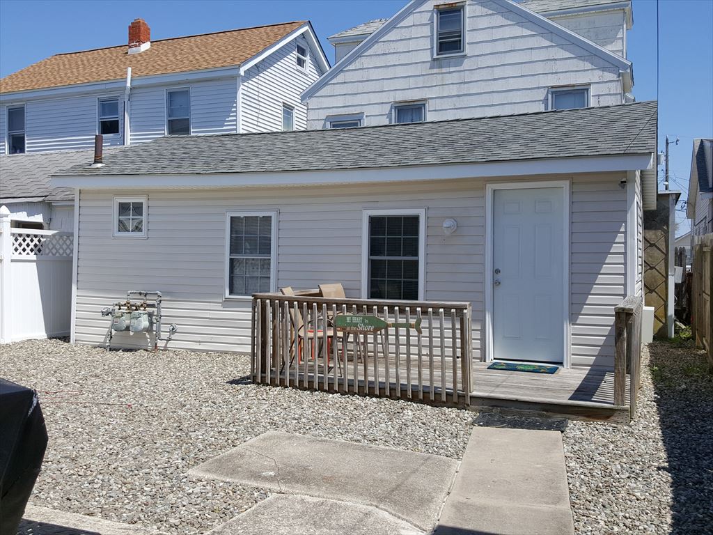 313 WEST MAGNOLIA AVENUE - REAR - WILDWOOD SEASONAL SUMMER RENTALS - One bedroom, one bath cottage located bayside in Wildwood. Renovated home has a full kitchen with range, fridge, coffeemaker, toaster. Amenities include wall a/c, bbq, Sleeps 6; twin/twin trundle, full, full sleep sofa. Wildwood Seasonal Rentals, North Wildwood Rentals, Wildwood Crest Rentals and Diamond Beach Rentals in all price ranges for weekly, monthly, seasonal and weekend vacation rentals plus Wildwood real estate sales of homes, condos, vacation and investment properties in and around Wildwood New Jersey. We offer over 400 properties plus exclusive vacation homes so you can book the shore rental of your choice online and guarantee your vacation at the Shore. Rent with confidence at Island Realty Group!