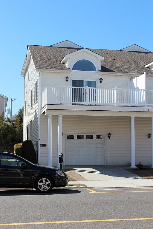 314 EAST MAPLE AVENUE - WILDWOOD SUMMER RENTALS - Spacious 5 bedroom, 3 bath townhouse style vacation home located 1.5 blocks to the beach and boardwalk. Home has a full kitchen with range, fridge, dishwasher, microwave, blender, coffeemaker and toaster. Amenities include central a/c, ceiling fans, washer/dryer, 3 car off street parking, gas grill, balcony. Wildwood Rentals, North Wildwood Rentals, Wildwood Crest Rentals and Diamond Beach Rentals in all price ranges for weekly, monthly, seasonal and weekend vacation rentals plus Wildwood real estate sales of homes, condos, vacation and investment properties in and around Wildwood New Jersey. We offer over 400 properties plus exclusive vacation homes so you can book the shore rental of your choice online and guarantee your vacation at the Shore. Rent with confidence at Island Realty Group!