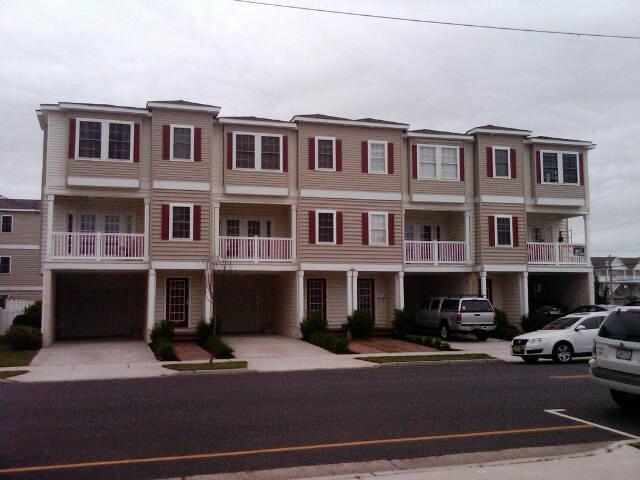 406 EAST 24TH AVENUE - NORTH WILDWOOD SUMMER RENTALS WITH POOLS - Three bedroom, 2.5 bath townhome located on the same block as the beach and boardwalk in North Wildwood. Townhouse has a full kitchen with fridge, icemaker, range, dishwasher, disposal, coffeemaker, toaster, and blender. Amenities include central a/c, washer/dryer, wi-fi internet, balcony and two car off street parking, pool and outside shower. Sleeps 12; 1 queen, 2 full, 2 twin, and futon sleep sofa.