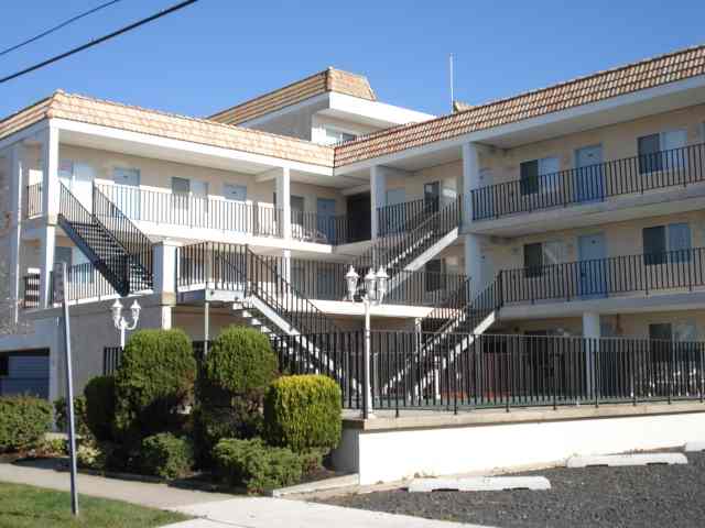 417 EAST 22ND AVENUE - WHITE SAILS CONDOMINIUMS - One bedroom/one bath located at the White Sails Condominiums in North Wildwood. Condo boasts full kitchen with stovetop, fridge, microwave, coffeemaker, blender and toaster. Amenities include pool, grill, outside shower, one car off street parking, coin op washer/dryer, central a/c and beach block location! Sleeps 4; 2 full. 