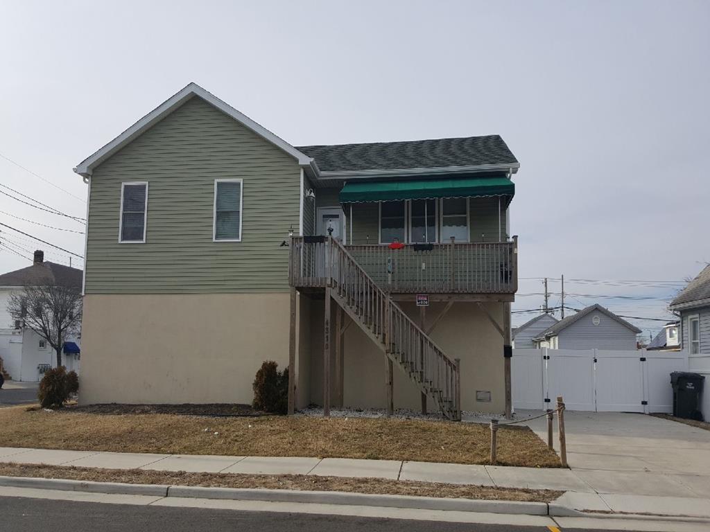 4310 ARCTIC AVENUE – WILDWOOD PET-FRIENDLY SUMMER VACATION RENTALS - Three bedroom, two bath vacation home located in Wildwood. Home offers a full kitchen with range, fridge, microwave, toaster, and garbage disposal. Sleeps 6: queen, 2 double. Amenities include central a/c, washer/dryer, balcony, yard, gas grill, one car driveway. Pet considered. Wildwood Rentals, North Wildwood Rentals, Wildwood Crest Rentals and Diamond Beach Rentals in all price ranges for weekly, monthly, seasonal and weekend vacation rentals plus Wildwood real estate sales of homes, condos, vacation and investment properties in and around Wildwood New Jersey. We offer over 400 properties plus exclusive vacation homes so you can book the shore rental of your choice online and guarantee your vacation at the Shore. Rent with confidence at Island Realty Group!